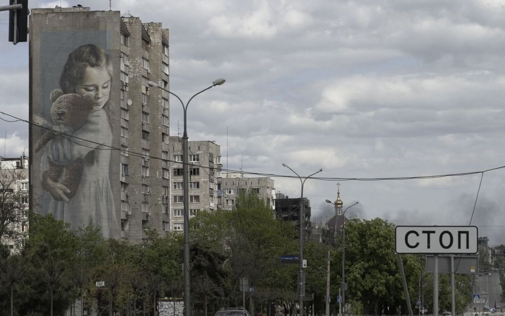 „Onlangs werd in de stad Marioepol een geliefde muurschildering van een weesmeisje overgeschilderd met pro-Russische propaganda.” beeld AFP, Stringer