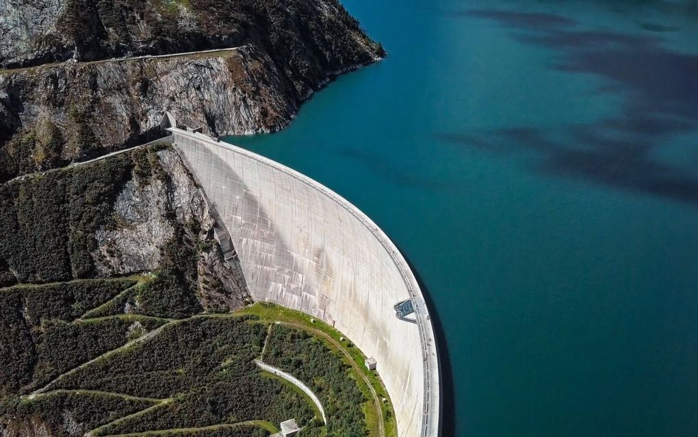 Stuwdammen houden wereldwijd 50 tot 75 procent van het sediment in rivieren tegen. Dat zorgt voor zandhonger en erosie bij de monding van de rivier. Foto: de Kölnbrein Dam in Karinthië in Oostenrijk. beeld iStock