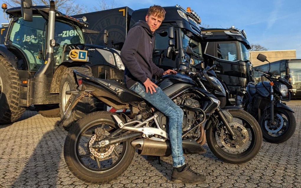 Roy op de motor. Motorrijbewijs halen vond hij het lastigst, zei hij. beeld RTL