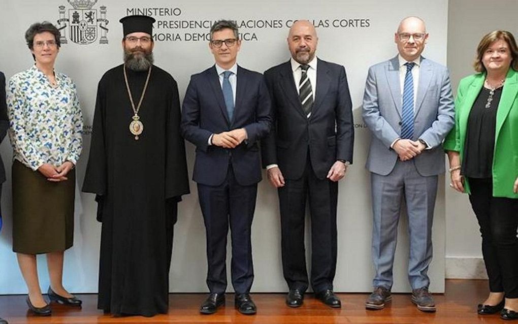 Vertegenwoordigers van Spaanse religieuze minderheden poseren met minister Félix Bolaños (m.). beeld ministerie van Algemene Zaken, Madrid