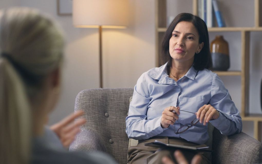 „Luisteren is een actieve houding van vooral niets doen en je eigen vooroordelen ”tussen haakjes zetten”.” beeld iStock