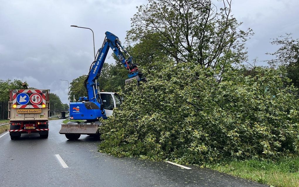 Er wordt woensdag hard gewerkt om wegen weer begaanbaar te maken na storm Poly. beeld Lau Meijer