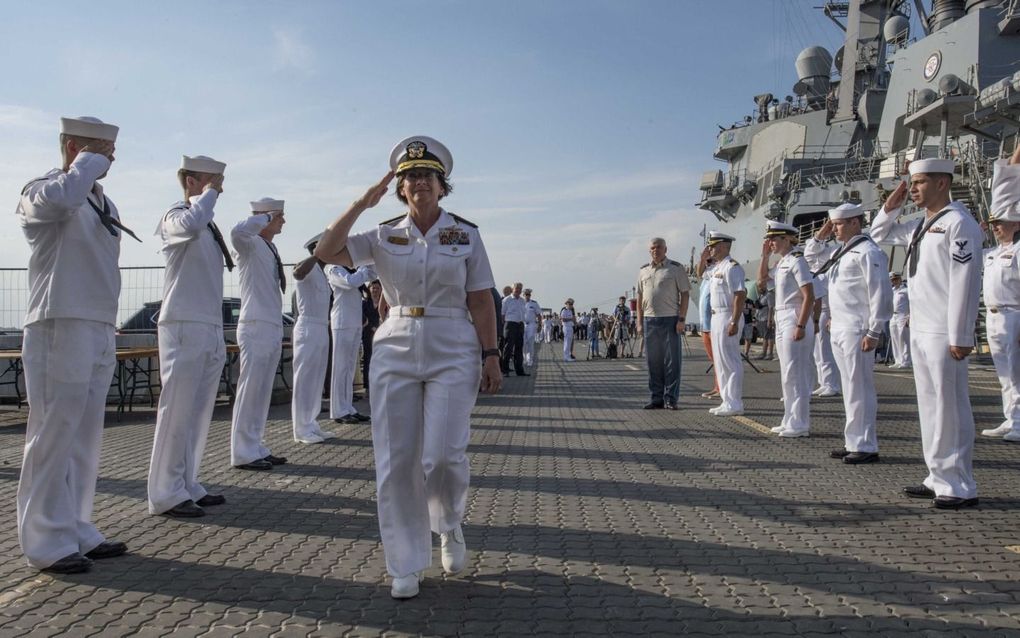 Lisa Franchetti salueert tijdens een bezoek aan een Amerikaans oorlogsschip. President Joe Biden heeft haar genomineerd als hoogste baas van de Amerikaanse marine. beeld US Navy, Fred Gray 