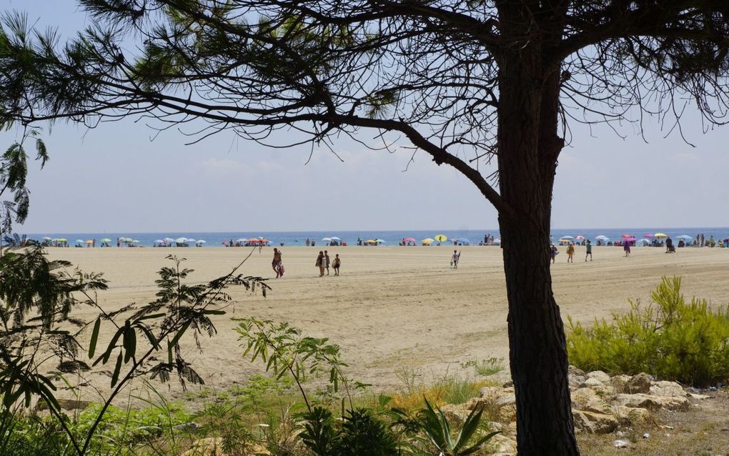 Het strand van Roda de Berà waar vorige maand een baby aanspoelde. beeld Lex Rietman