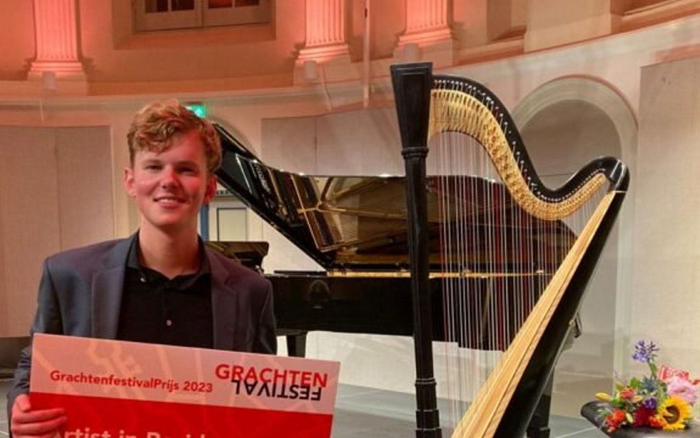 Harpist Joost Willemze met de GrachtenfestivalPrijs 2023. beeld NPO, Jane van Laar