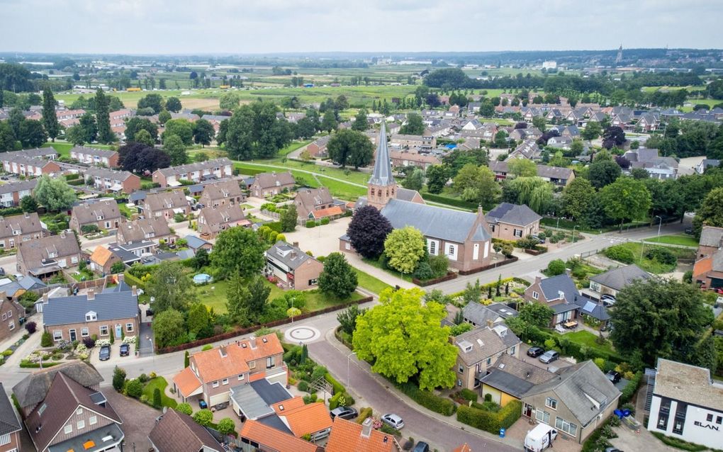 Kesteren. De uitbreidingswijk komt linksachter, de nieuwe kerk van de gereformeerde gemeente helemaal links. beeld Cees van der Wal