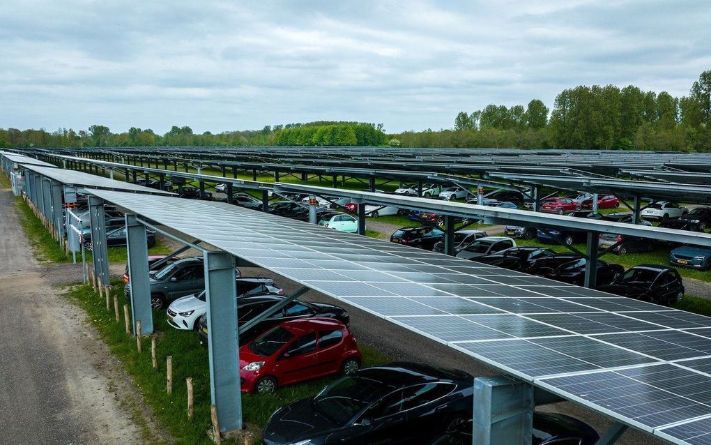 Solar Carport Biddinghuizen telt 90.000 zonnepanelen boven 15.000 parkeerplaatsen. Het veld levert voldoende stroom op voor zo’n 11.500 huishoudens. beeld Lowlands