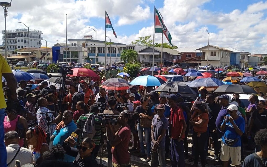 Ontevreden Surinamers gingen de afgelopen weken dagelijks de straat op. In de afgelopen weken namen de protesten in hevigheid toe, waarbij een deel van het land werd lamgelegd. beeld Armand Snijders