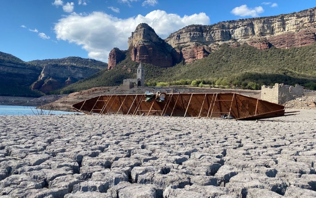 Een houten schip is drooggevallen in een stuwmeer in Catalonië. De regio in Noordoost-Spanje kampt met uitzonderlijke droogte beeld CNN