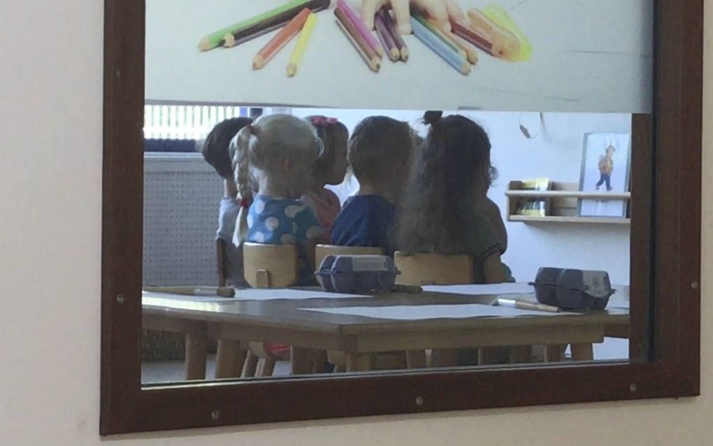 Peuters zitten stilletjes op hun stoeltje op de Juliana van Stolbergschool in het Zeeuwse Kapelle. Het nieuwe schooljaar is begonnen. beeld RD