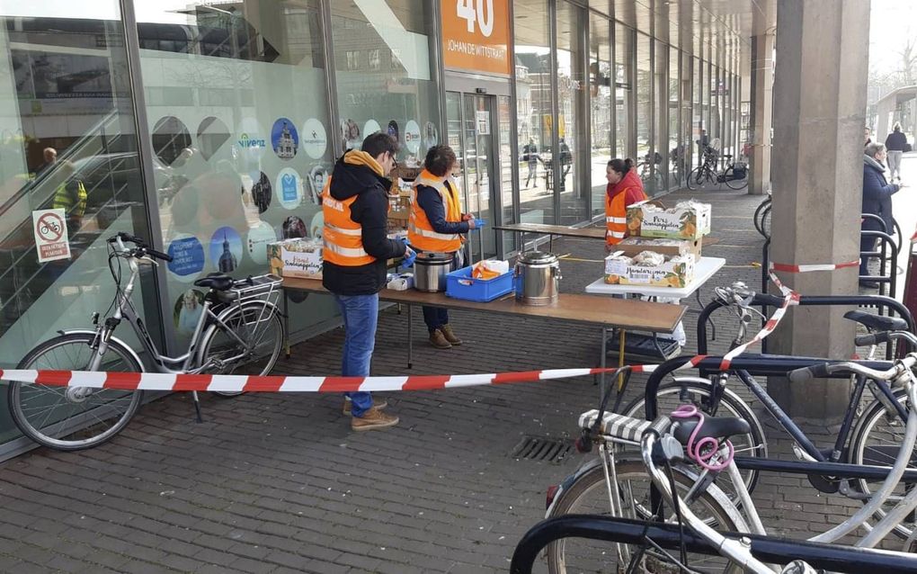 Dordtse kerken slaan de handen ineen bij onder meer het uitdelen van eerste levens-behoeften aan dak- en thuislozen. beeld Licht voor Dordt