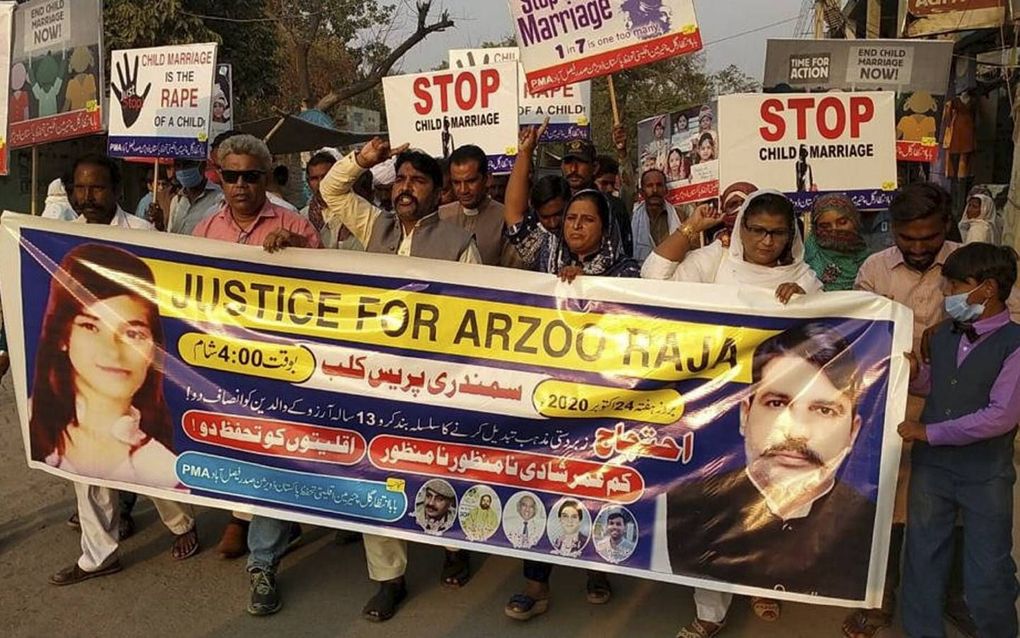 Christenen in Karachi protesteren tegen de ontvoering en uithuwelijking van de 13-jarige Arzoo Raja, links op het spandoek . beeld RD