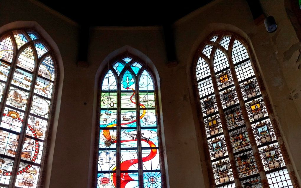 In de Oosterkerk te Hoorn is onlangs een nieuw glas-in-loodraam onthuld: ”De reis naar Kaap Hoorn”. beeld Oosterkerk Hoorn