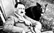 Nazileider Adolf Hitler met zijn Duitse herder Blondi. Tussen 1922 en 1945 heeft Hitler twaalf herders gehad. Van de vrouwtjes heetten er drie Blondi. beeld Wikimedia