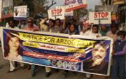 Christenen in Karachi protesteren tegen de ontvoering en uithuwelijking van de 13-jarige Arzoo Raja, links op het spandoek . beeld RD