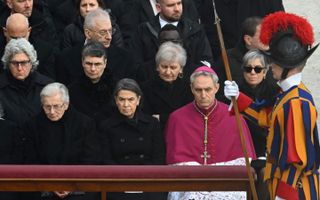Gänswein was de rechterhand van de overleden paus Benedictus. Tijdens de uitvaart zat hij op de voorste rij. beeld AFP, Filippo Monteforte
