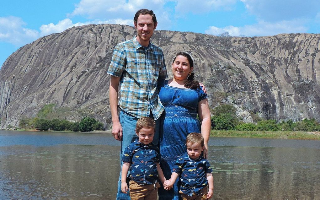 Ryan Koher met zijn vrouw en kinderen. beeld MAF