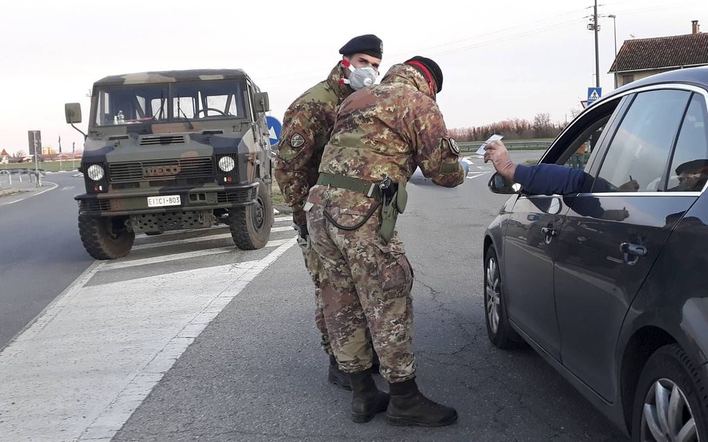 Militairen bewaken de grenzen van spookstad Codogno. Ewout Kieckens