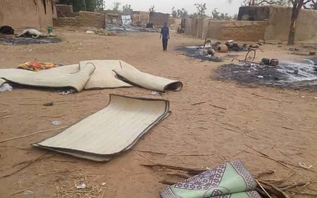 Ravage in het Nigerese dorp Tchombangou, nadat militanten er tientallen mannen en jongens doodden. beeld EPA