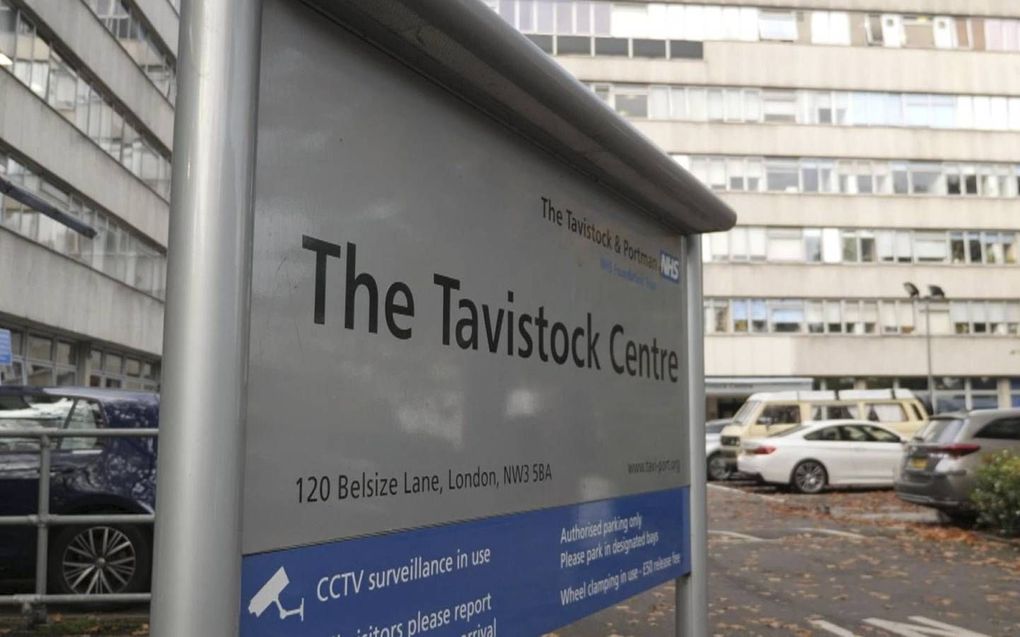 De Tavistock-kliniek in Londen ligt onder vuur na een uitspraak van de rechter over een omstreden behandelmethode voor jongeren. beeld news.sky.com