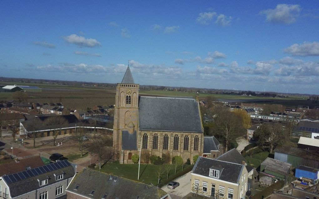 De hersteld hervormde gemeente van Leerbroek bouwde in eigen beheer een nieuw kerkelijk centrum (links van het kerkgebouw), dat ook gaat fungeren als dorpshuis en gymzaal. beeld Aron Budding