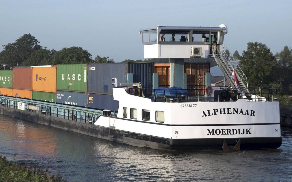 Binnenvaartschip de ‘Alphenaar’ vaart volledig elektrisch met behulp van verwisselbare batterijen. beeld Ries van Wendel de Joode