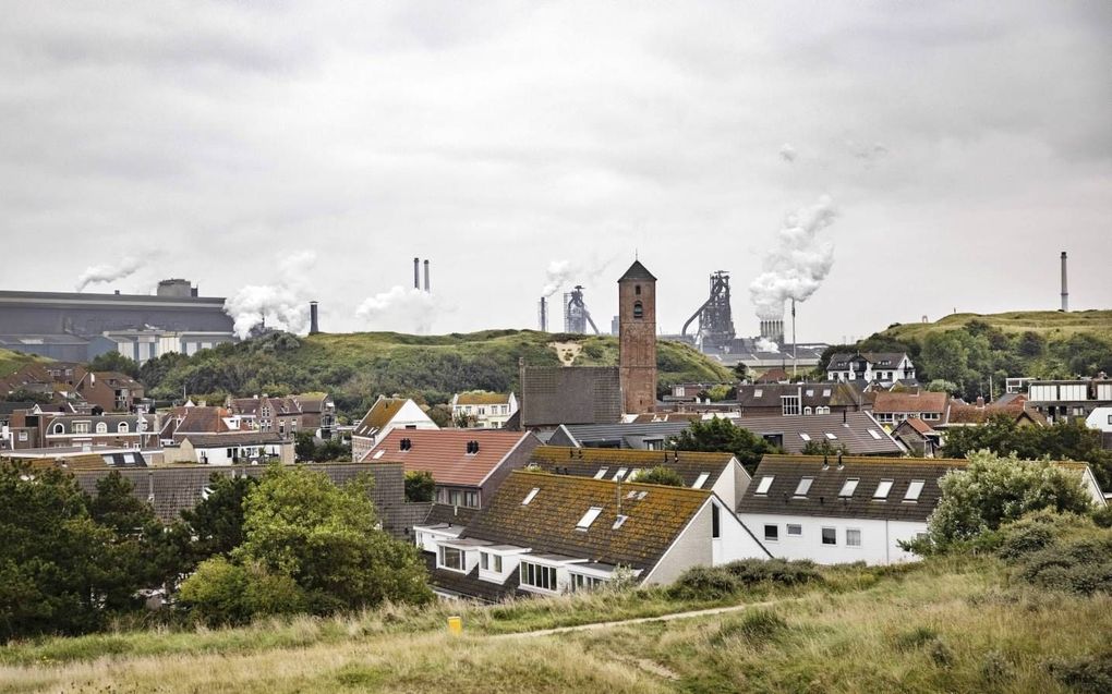 De hoogovens van Tata Steel veroorzaken luchtvervuiling in het IJmondgebied. Op de foto: de staalfabriek gezien vanuit Wijk aan Zee.  beeld ANP, Ramon van Flymen