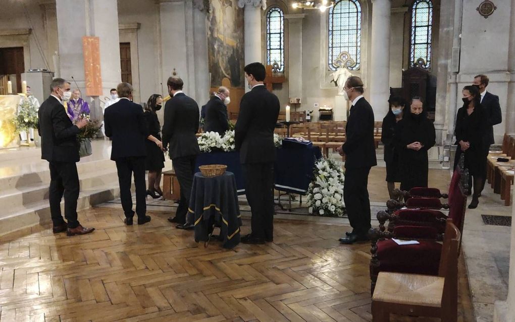 Familieleden rond de kist van hun overleden tante. Links onder anderen prinses Margarita en prins Carlos, rechts prinses Carolina en haar man. beeld Hans Jacobs