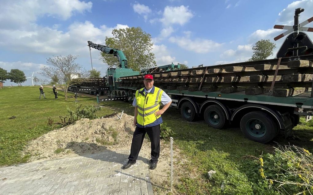 Jos van der Veen voor de rails in zijn tuin