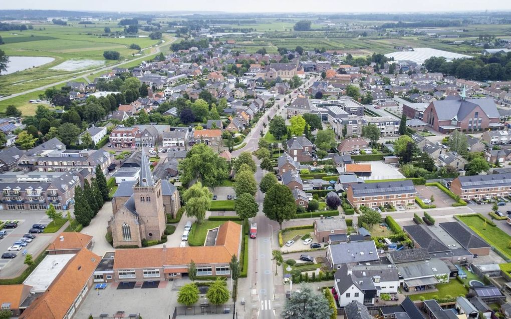 Opheusden mag met recht een kerkdorp genoemd worden. Op de voorgrond de eeuwenoude Dorpskerk waar de hersteld hervormde gemeente samenkomt. Rechts het kerkgebouw van de gereformeerde gemeente, en in het midden aan het einde van de Burgemeester Lodderstraat staat de kerk van de gereformeerde gemeente in Nederland. beeld Cees van der Wal