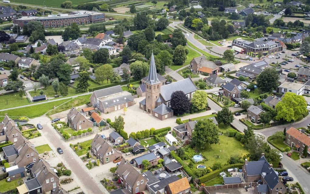 Fotograaf Cees van der Wal liet zijn drone vliegen over het Betuwse dorp Kesteren. Hij maakte er luchtopnamen en een video voor de fotoserie ”Langs de Rijn” die wekelijks op de pagina met kerkdiensten van het Reformatorisch Dagblad verschijnt. De oudste kerk van het dorp is de Hervormde Kerk (foto) aan de Kerkstraat. De hersteld hervormde gemeente nam in 2014 een kerkgebouw in gebruik. Door snelle groei van de gereformeerde gemeenten in Opheusden en Rhenen werd een aparte gemeente in Kesteren mogelijk. Zate