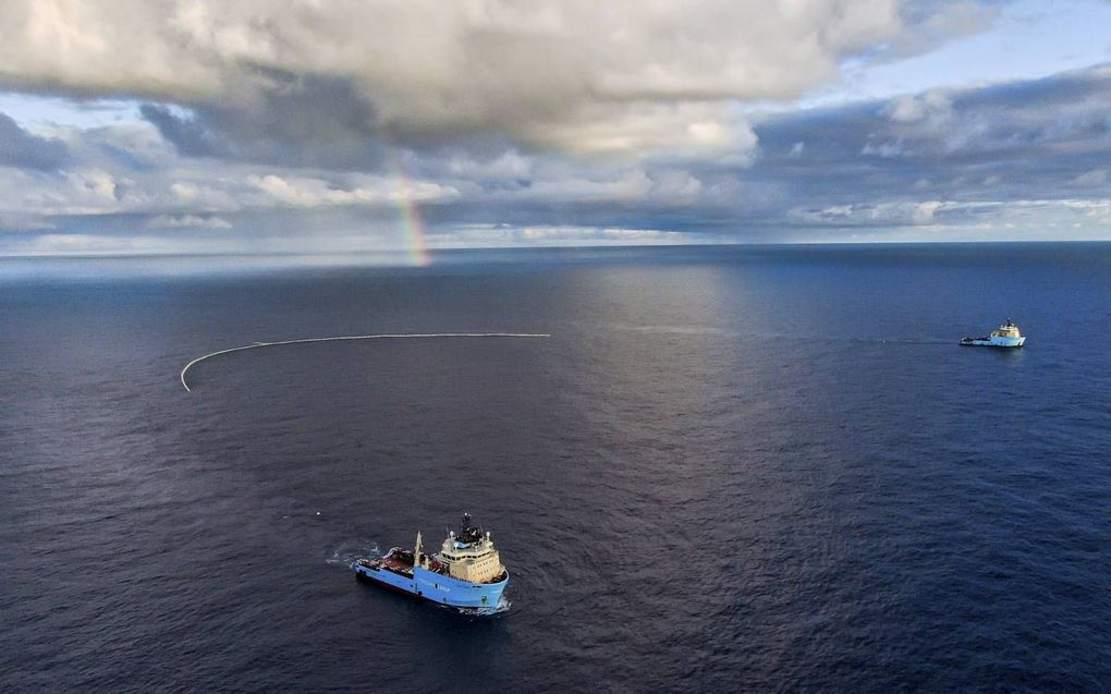 Diverse tests hebben uitgewezen dat de veegarmen die Boyan Slat ontwierp in staat zijn om afvalbergen uit de Grote Oceaan te verwijderen. beeld The Ocean Cleanup