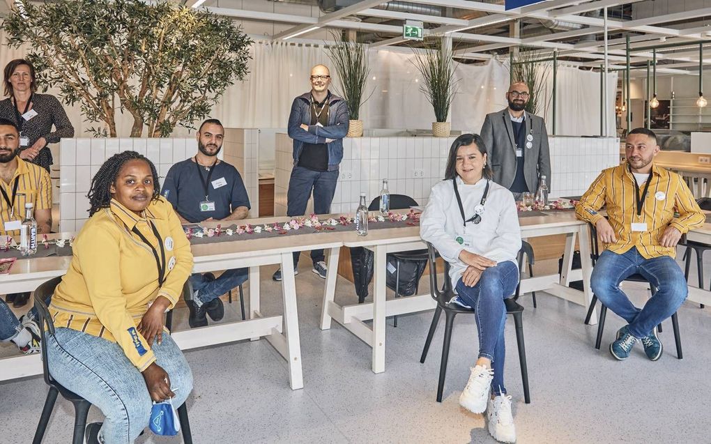 CEO Paul de Jong (midden achter) met deelnemers aan het Skills for Employment programma bij IKEA Amsterdam. beeld Willemstein Fotografie