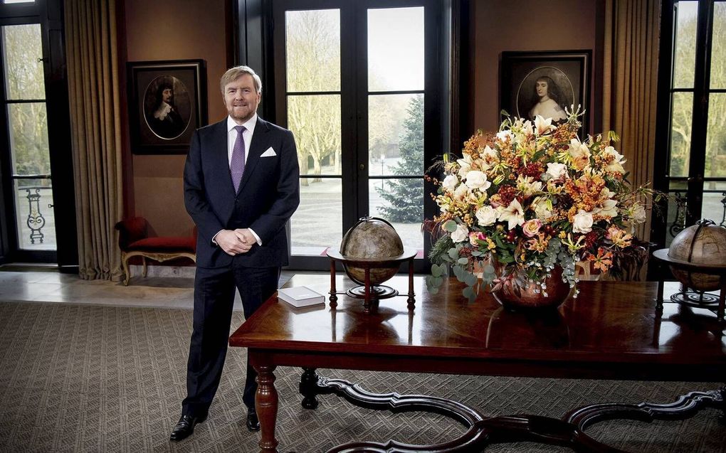 Tijdens de kersttoespraak van koning Willem-Alexander ligt de NBV21 op tafel. beeld RVD, Robin Utrecht