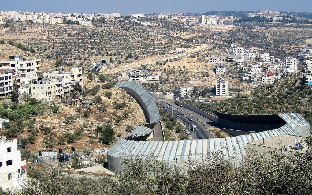 Onder Beit Jala, op de Westelijke Jordaanoever, loopt een autoweg die Jeruzalem (op de achtergrond) met de Israëlische nederzettingen verbindt. beeld Alfred Muller