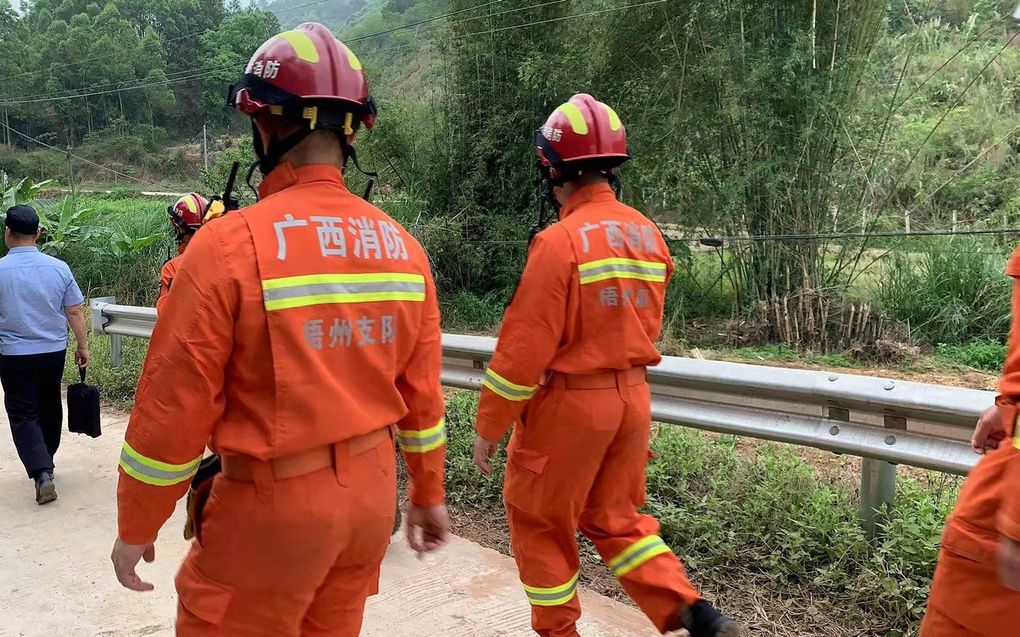 Reddingswerkers gaan naar de plaats van een vliegtuigcrash in de provincie Tengxian, in de stad Wuzhou, in de zuidelijke regio van Guangxi in China, kort nadat hij het contact met de luchtverkeersleiding verloor en in slechts drie minuten duizenden meters naar beneden viel.
 beeld AFP, STR