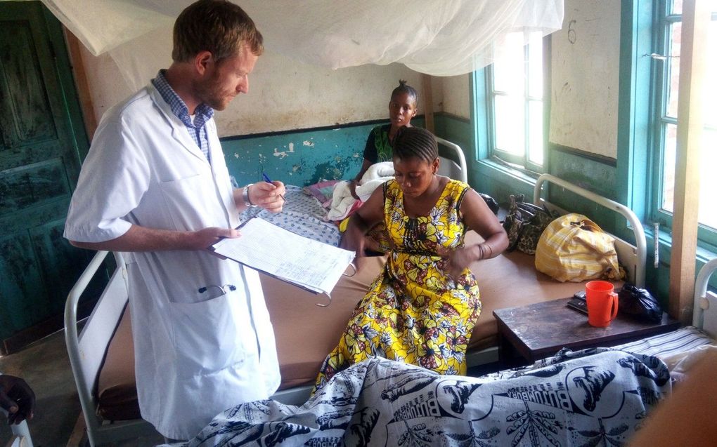 Zendingsarts Mark Godeschalk aan het werk in het ziekenhuis in Lolwa in Congo. beeld GZB