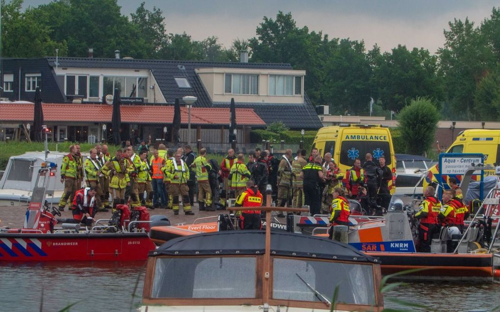 Hulp- en reddingsdiensten rukten donderdag massaal uit naar het Veluwemeer. Bij een kano-ongeval kwamen de ouders uit een Duits gezin om en hoogstwaarschijnlijk ook een van de twee kinderen.  beeld ANP, News United