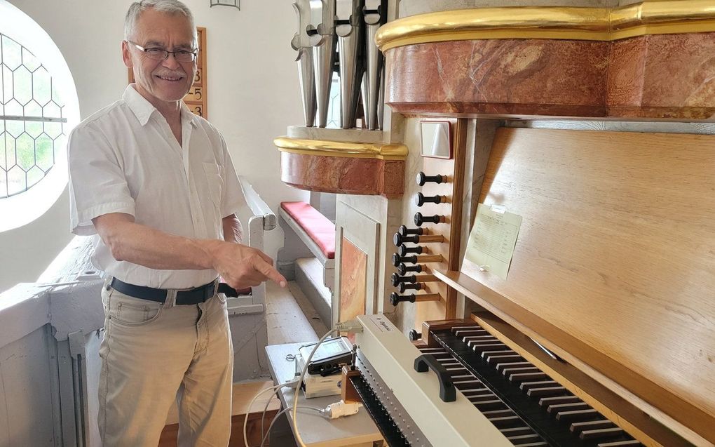 Ds. Thomas Pfundner bij de robot "Organola" in het Duitse Holzschwang. beeld EPD, Dagmar Hub