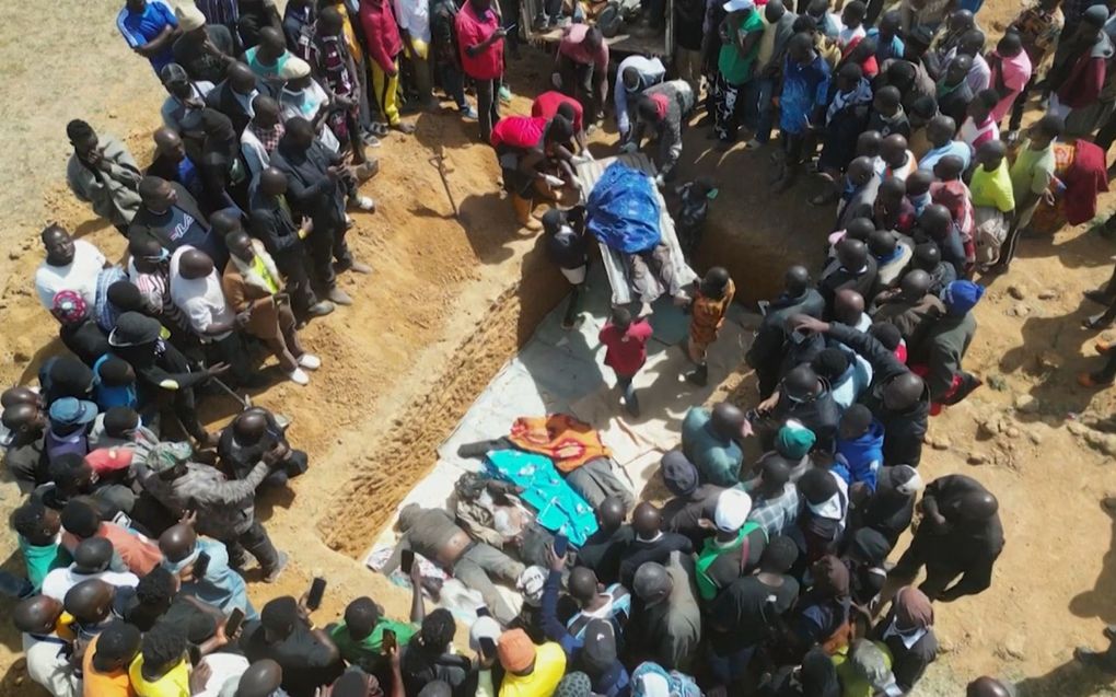 Familieleden begraven slachtoffers van de aanslagen op christelijke dorpen in Negeria. beeld AFP, Kim Masara