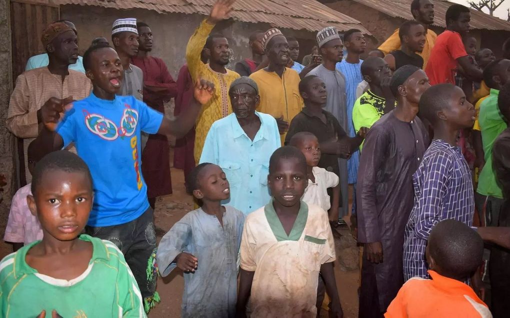 Mensen verzamelen zich rond een gebied waar gewapende mannen schoolkinderen ontvoerden in de Nigeriaanse plaats Kuriga. beeld AFP