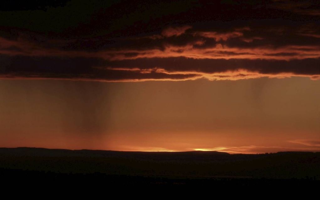 Regen stroomt neer uit een zware regenwolk boven Gloucestershire. Tijdens de kernproeven van 1962 tot 1964 waren de wolken dikker en de buien zwaarder.  beeld Giles Harrison, University of Reading