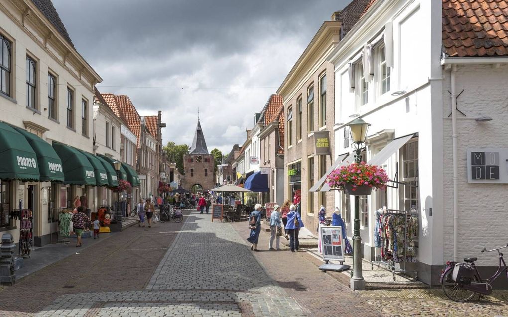 Ondernemers in Elburg laten weten de wet te overtreden door zondag hun winkeldeuren te openen. Een moreel appel van burgemeester Rozendaal lijkt tevergeefs. beeld Sjaak Verboom
