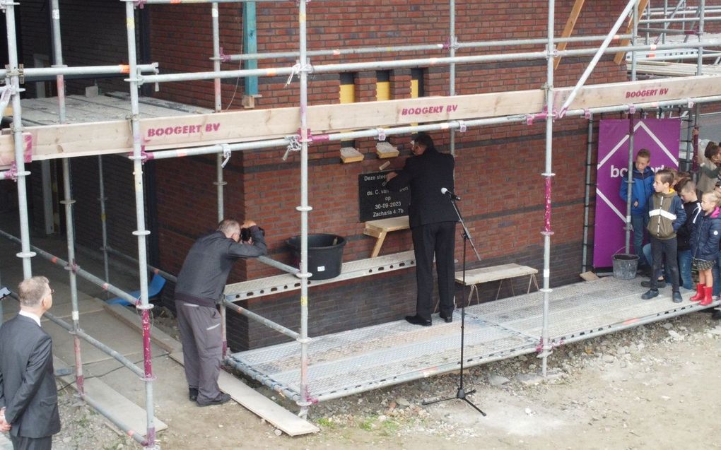 Ds Van Krimpen Bredeweg Ds. Van Krimpen plaatst gedenksteen nieuwe kerk gg Yerseke
