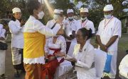 Sukmawati Sukarnoputri tijdens het bekeringsritueel op het Indonesische eiland Bali. De langdurige plechtigheid eindigde uitgerekend op haar 70e verjaardag. beeld The Sukarno Center