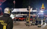 Het buswrak wordt afgevoerd. beeld EPA, Vigili del Fuoco
