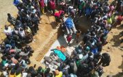 Familieleden begraven slachtoffers van de aanslagen op christelijke dorpen in Negeria. beeld AFP, Kim Masara
