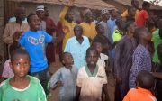 Mensen verzamelen zich rond een gebied waar gewapende mannen schoolkinderen ontvoerden in de Nigeriaanse plaats Kuriga. beeld AFP