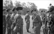 Generaal Bernard Montgomery bezoekt op 16 maart 1944 het tweede bataljon van de Royal Ulster Rifles bij Portsmouth (Engeland) in aanloop naar de invasie van Normandië. beeld YouTube