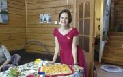 De jarige Irina Alexandrovna Konovalova heeft voor de gelegenheid speciaal een nieuwe jurk gekocht om met de gasten op de foto te gaan. beeld William Immink